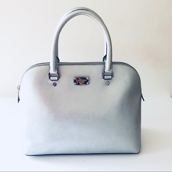 Silver Micheal Kors Cindy Handbag. - Picture 2 of 6